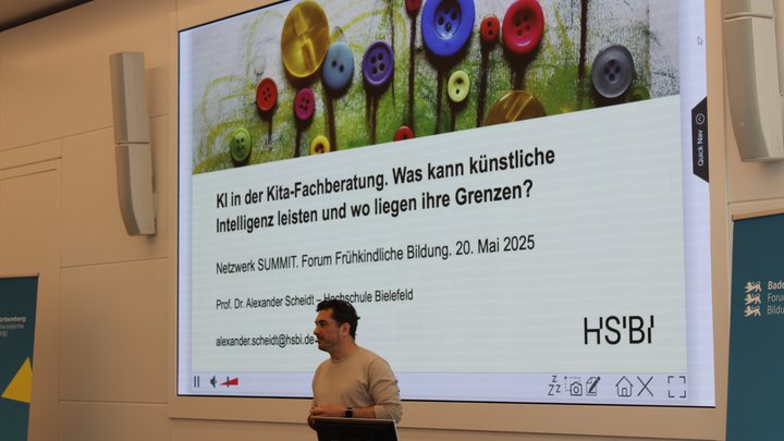 Das Bild zeigt zeigt Prof. Dr. Alexander Scheidt beim Vortrag auf dem Netzwerksummit. Im HIntergrund ist die STartseite seines Vortrages mit dem Titel KI in der Fachberatung. Was kann künstliche Intelligenz lesiten und wo liegen ihre Grenzen zu sehen
