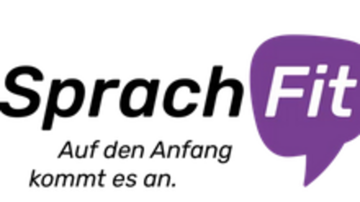 Das Bild zeigt edas Logo vom Programm Sprachfit. die große Überschrift Sprachfit ist zweigeteilt. Fit in Sprachfit wird durch eine Sprechblase hervorgehoben. Unterhalb von Sprachfit ist Auf den Anfang kommt es an zu lesen.