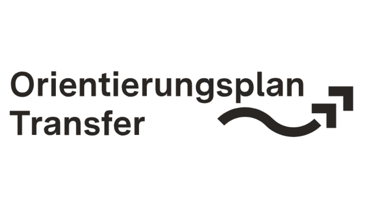 Das Bild zeigt das Logo zur Transferphase des weiterentwickelten Orientierungsplanes mit dem zweizeiligen Text Orientierungsplan transfer, in der zweiten Zeile ist neben dem Wort transfer ein wellenförmiger Pfeil mit einer nach rechts oben gerichteten Doppelspitze.