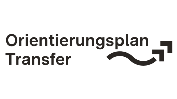 Das Bild zeigt das Logo zur Transferphase des weiterentwickelten Orientierungsplanes mit dem zweizeiligen Text Orientierungsplan transfer, in der zweiten Zeile ist neben dem Wort transfer ein wellenförmiger Pfeil mit einer nach rechts oben gerichteten Doppelspitze.