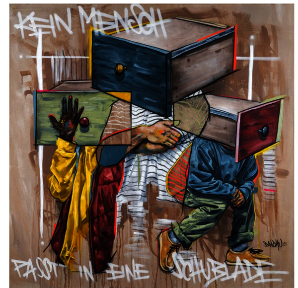 Das Bild zeigt in der oberen Hälfte drei stilisierte Schubladen. In der unteren Hälfte sind drei Personen unterschiedlich bekleidete Personen gezeichnet worden, deren Gesichter von den Schubladen verdeckt werden. Auf dem Bild ist der Schriftzug Kein Mensch passt in eine Schublade zu lesen.