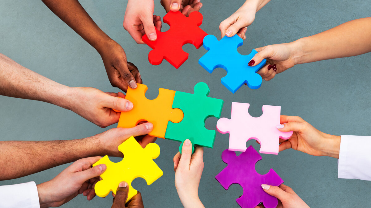 Menschen halten Puzzleteile