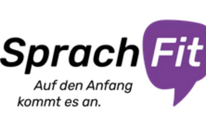 Das Bild zeigt edas Logo vom Programm Sprachfit. die große Überschrift Sprachfit ist zweigeteilt. Fit in Sprachfit wird durch eine Sprechblase hervorgehoben. Unterhalb von Sprachfit ist Auf den Anfang kommt es an zu lesen.
