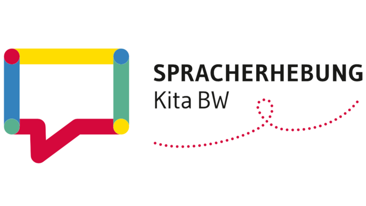 Das Bild zeigt das Logo des Programms Spracherhebung Kita BW. Links ist eine rechteckige Sprechblase mit im Uhrzeigersinn oben startend den Kantenfarben gelb, grün, rot und blau abgebildet. Auf der rechten Hälfte ist zweizeilig der Schriftzug Spracherhebung Kita BW sichtbar. Der Schriftzug ist mit eine geschwungenen rot gepunkteten Linie unterstrichen.