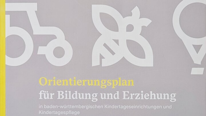 Das Bild zeigt das Cover des weiterentwickelten Orientierungsplans. Die obere Hälfte wird gefüllt durch drei Icons aus dem Landes CD: ein Traktor, eine Biene und ein Ballon. Auf der unteren Hälfte ist zweizeilig Orientierungsplan für Bildung und Erziehung als Titel zu lesen. Im Untertitel ist kleiner zweizeilig in baden-württembergischen Kindertageseinrichtungen und Kindertagespflege zu lesen.